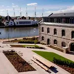 Oculus House - Luxe Riverside 2-Bed Apt - Next To Harbour & Cafes